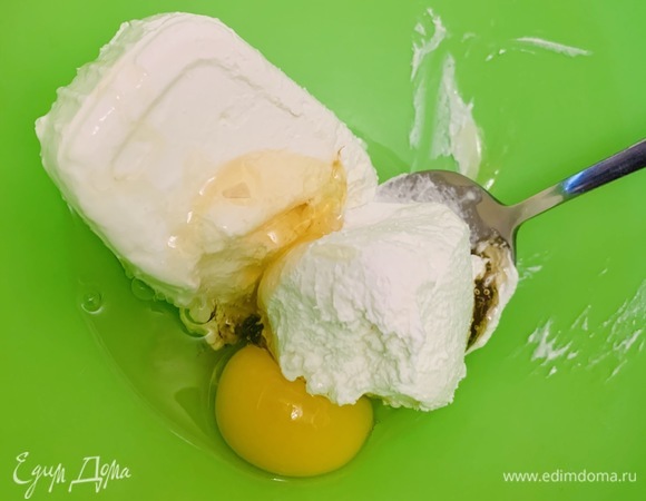 Творог, сахар и яйцо перемешиваем до однородности.