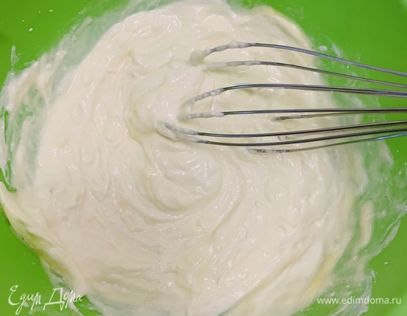 Творог, сахар и яйцо перемешиваем до однородности.