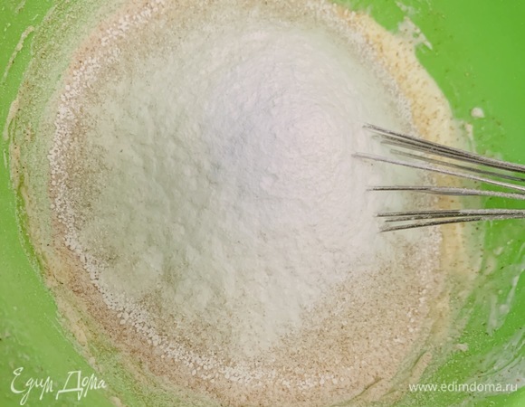 Добавляем просеянную муку с солью и разрыхлителем. Перемешиваем, затем добавляем растопленное масло.