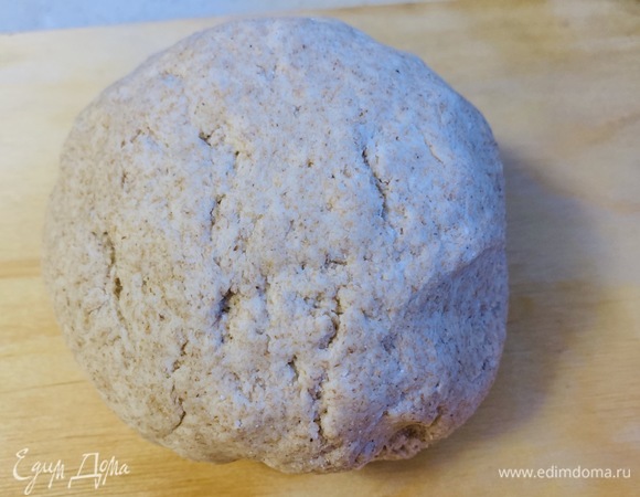 Замешиваем рукой до однородности. Тесто получается мягкое, слегка липкое и довольно плотное. Оставляем тесто отдохнуть минут на 10–15. В это время включаем духовку для разогрева до 230°C. В нее же на самое дно ставим пустую емкость, подходящую для духовки. К моменту отправки булочек в духовку нам будет нужен кипяток — 700 мл.