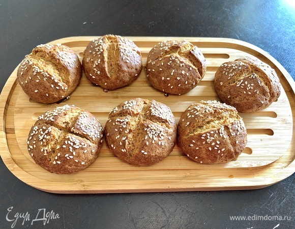 Готовые, полностью остывшие булочки получаются очень мягкими из-за отсутствия дрожжей, довольно плотными и очень-очень вкусными благодаря творогу в тесте.