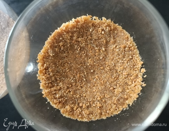 Измельчить печенье. Добавить растопленное сливочное масло, перемешать. Выложить на дно бокала. Поставить в холодильник.