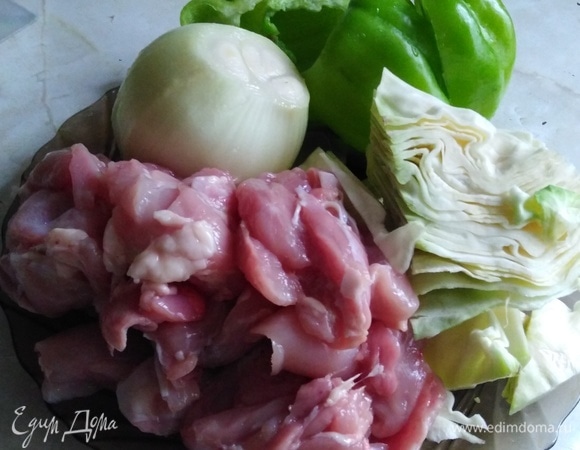 Подготовить продукты. Куриные окорока отделить от костей, удалить кожу. Почистить и нарезать овощи.