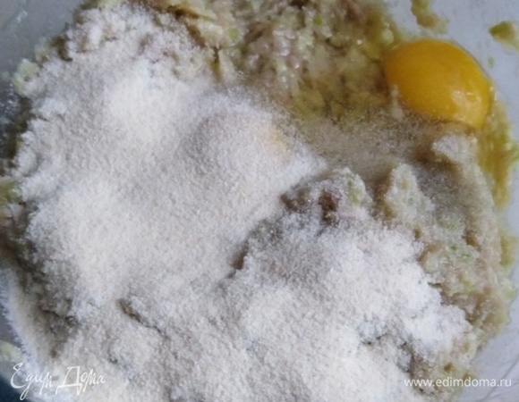 Добавить соль, яйца и манную крупу. Хорошо перемешать фарш.