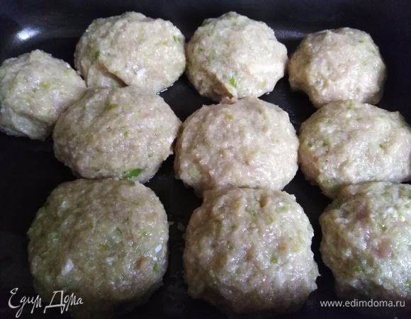 Сформировать котлеты. Выложить в смазанную растительным маслом форму для запекания. Поставить в разогретую духовку.