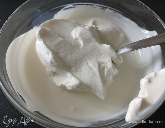 Нагреть молоко (не кипятить). Добавить желатин. Хорошо перемешать. Остудить. Взбить сливки с ванилином и сахарной пудрой (30 г). В миску налить натуральный йогурт, добавить молоко, перемешать. Затем ввести взбитые сливки и снова перемешать.