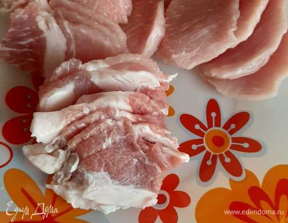 Можно использовать фарш, обжаренный с луком, но у меня свинина, нарезанная на пластинки и обжаренная слегка на сковороде (5–8 минут).