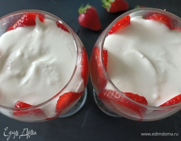 Затем выложить крем. Поставить в холодильник минимум на два часа.