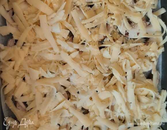 Вторым слоем — тертый сыр.