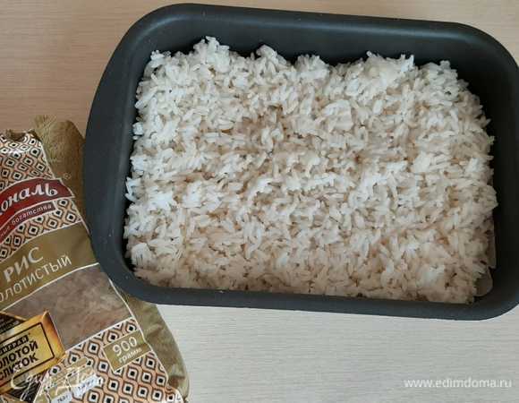 Третий слой — вареный рис «Золотистый» ТМ «Националь», его солим и перчим.