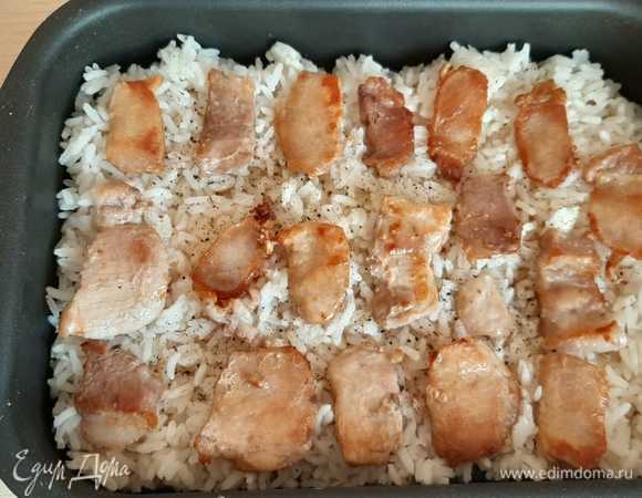 На рис выкладываем кусочки мяса.