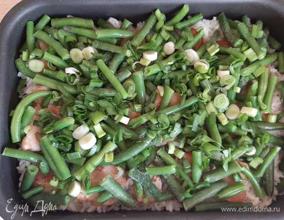 И фасоль замороженную, сверху — лук зеленый и соль.
