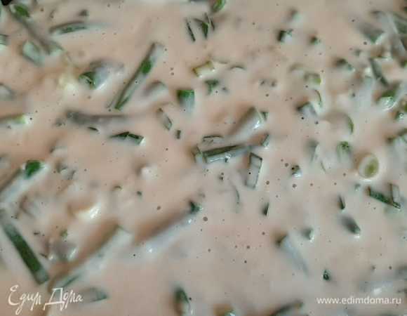 Заливаем сверху и ставим в духовку на 40 минут при 175°C.