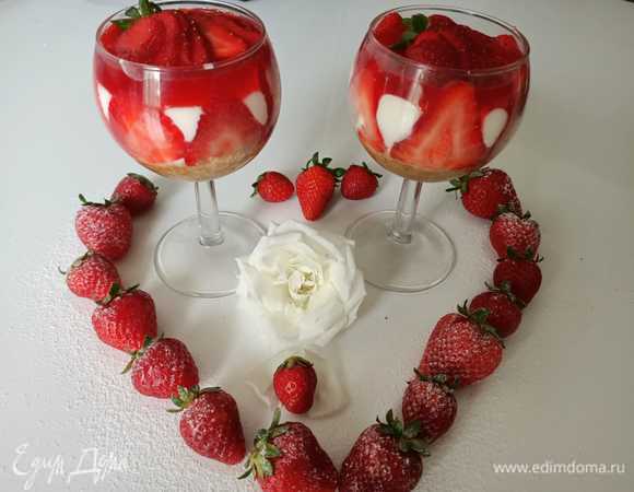 Готовый десерт украсить клубникой.