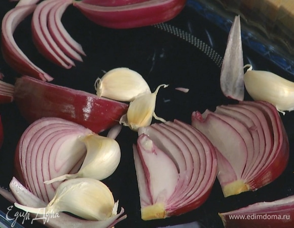Головку чеснока разделить на зубчики и, не очищая, отправить к луку.
