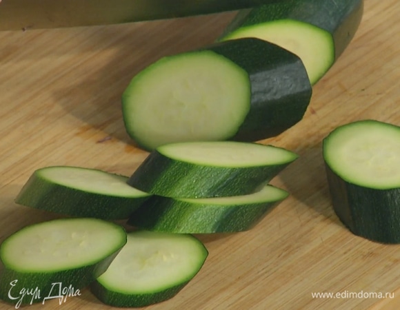 Цукини нарезать толстыми брусочками и выложить в форму к овощам.