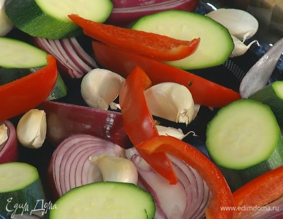 Сладкий перец, удалив семена, нарезать полосками и добавить к овощам.