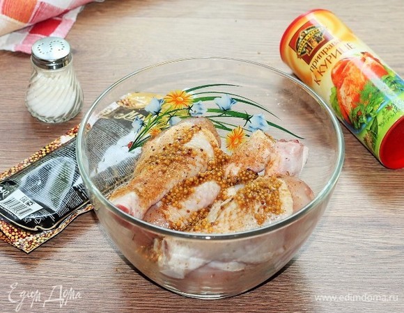 Замаринуем куриные голени. Курочку вымойте и обсушите бумажным полотенцем. Выложите кусочки в миску, заправьте горчицей (у меня зернистая), приправой для курицы (1 ч. л.) и посолите. Уберите миску в сторону.