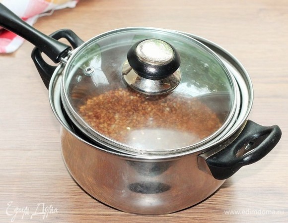 Накройте ковшик крышкой. Когда вода испарится и гречка будет готова, убираем кастрюлю с плиты.
