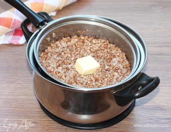 В готовую рассыпчатую гречку кладем кусочек сливочного масла (25 г). Накрываем ковшик крышкой и оставляем в кастрюле с теплой водой до раздачи блюда.