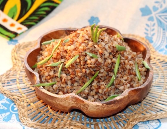 Перед подачей на стол гречку перемешиваем и выкладываем в теплое блюдо.