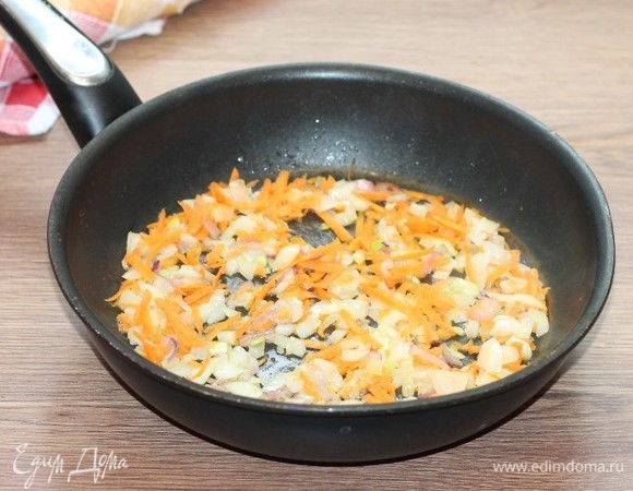 На разогретом растительном масле пассеруем лук и морковь.