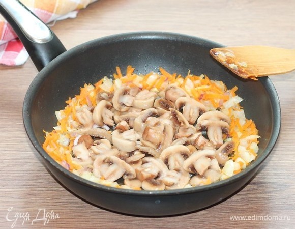 Добавляем грибы и жарим до готовности грибов.