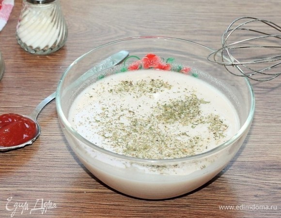Добавляем сметану, кетчуп (2–3 ст. л.), приправу (1 ч. л. — смесь трав), сливочное масло (25 г), молотый перец и соль, перемешиваем. Если соус кислый, можно добавить щепотку сахара.