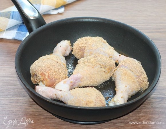 Приготовим голени. Стряхиваем (кистью) с курицы лишний маринад. Макаем кусочки курочки во взбитое яйцо, а затем обваливаем в панировочных сухарях.