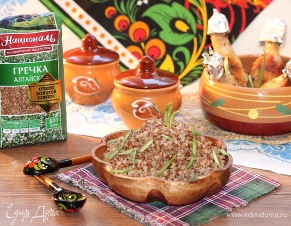 Раскладываем гречку по порционным тарелкам и заливаем грибным соусом. Курочку подаем к гарниру. Приятного аппетита!