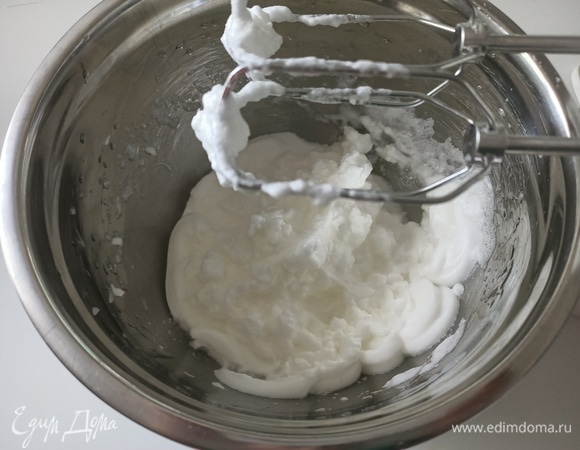 Отделить белки от желтков. Белки хорошо взбить.