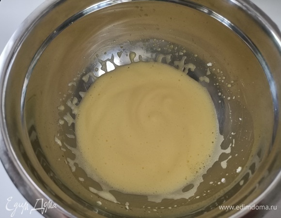 К желткам добавить 2 ст. л. кипятка и взбить до пышной пены. Продолжая взбивать, постепенно добавить сахар. Затем — цедру половины лимона и ванилин.