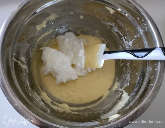 Затем постепенно ввести взбитые белки. Аккуратно перемешать силиконовой лопаткой.