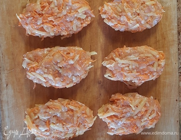 В 300 г фарша добавляем отжатые от сока картофель с морковью, солим, добавляем специи по вкусу. Перемешиваем до однородной массы. Формируем котлеты. Из этого количества ингредиентов получается 10 штук.