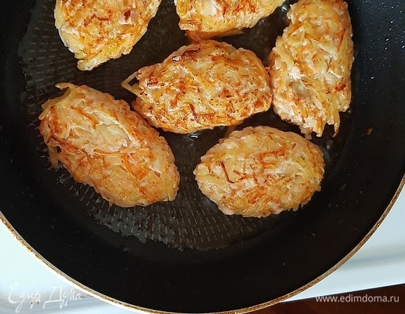 Обжариваем на сковородке с двух сторон, чтобы получилась корочка. До готовности жарить не надо.