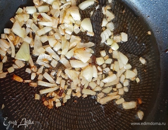 Мелко нарезаем лук. Обжариваем его отдельно.