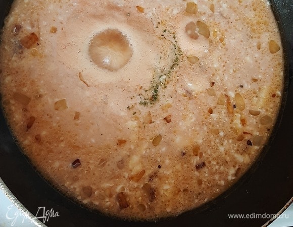 В стакан воды добавляем 30 г томатной пасты или кетчупа. Хорошо перемешиваем. Выливаем на сковороду с обжаренным луком, туда же — 2 ст. ложки сметаны, соль, специи по вкусу.