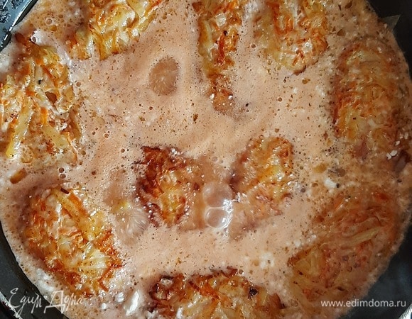 Выкладываем в получившийся соус наши обжаренные котлеты. Накрываем крышкой и тушим 30 минут на медленном огне.