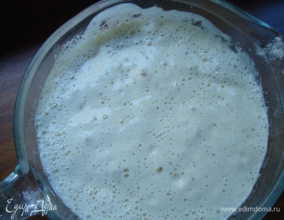 Для приготовления опары смешать активную закваску, воду, муку. Размешать до однородности. Брожение 10–12 часов при комнатной температуре. Готовая опара должна увеличиться в объеме и покрыться мелкими пузырями.