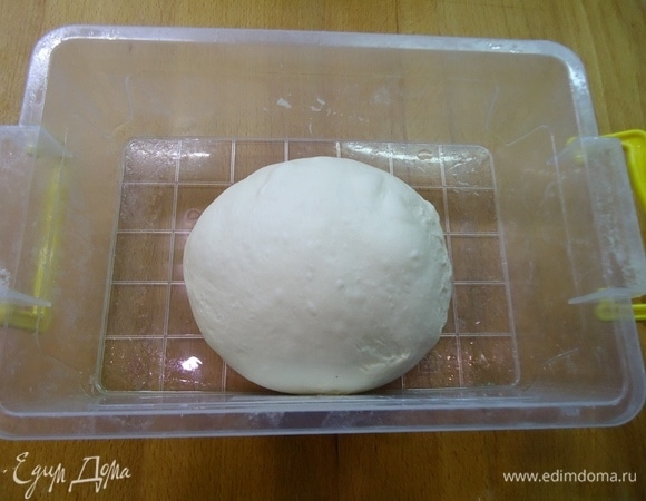 Основное тесто. Соединить воду, сахар, соль, готовую опару, муку. Через 5 минут от начала замеса частями добавить мягкое сливочное масло. Замес в течение 10 минут. Готовое тесто подвернуть в шар и переложить в емкость, смазанную маслом. Брожение в течение 2–2,5 часов. 