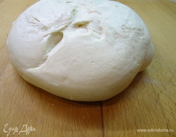 По окончании брожения готовое тесто выкладываем на стол.