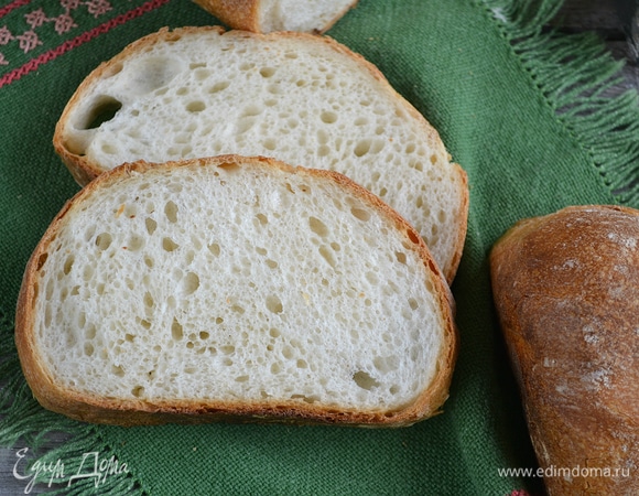 Заготовку переносим в расстоечную корзину швом вверх. Окончательная расстойка в течение 2–2,5 часов. Выпекать в заранее разогретой до 230°C духовке под колпаком в течение 20 минут. Затем колпак снять, температуру понизить до 210°C и печь еще в течение 15 минут. Готовый батон охладить на решетке. Смачного!