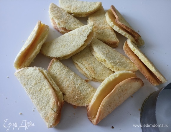 Удалить пергаментную бумагу. Срезать все дефекты, что могли получиться при выпекании.