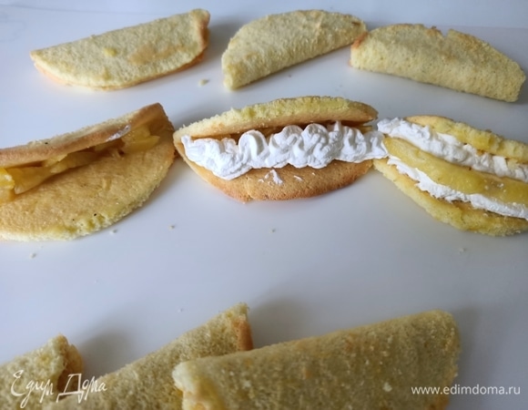 Далее взбиваем уже подслащенные сливки. Нарезаем ананас на мелкие кусочки и собираем тако. Помещаем несколько кусочков ананаса вовнутрь, накрываем кремом и в середину крема кладем ломтик ананаса.