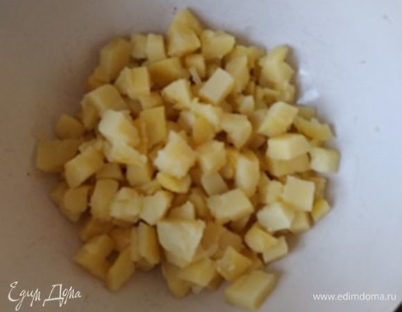 Картофель отварить в мундире, остудить и очистить. Отварить яйца.