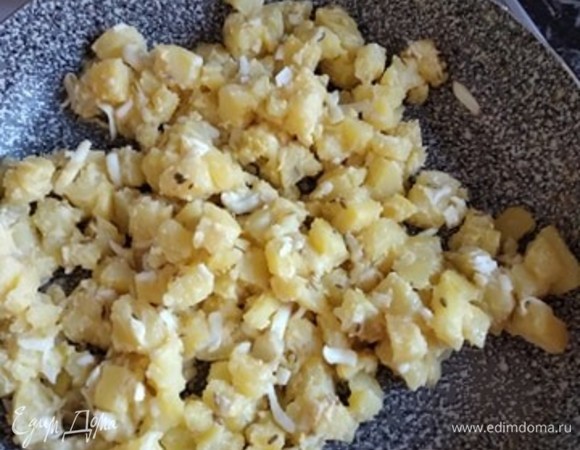 Нарезать картофель кубиком. В смеси растительного и сливочного масел (можно использовать топленое) обжаривать в течение 1 минуты семена укропа. У меня их не было, я взяла семена фенхеля. Получилось даже интереснее, легкий анисовый аромат. Добавить картофель и обжаривать на среднем огне до легкого румянца. Немного подсолить.