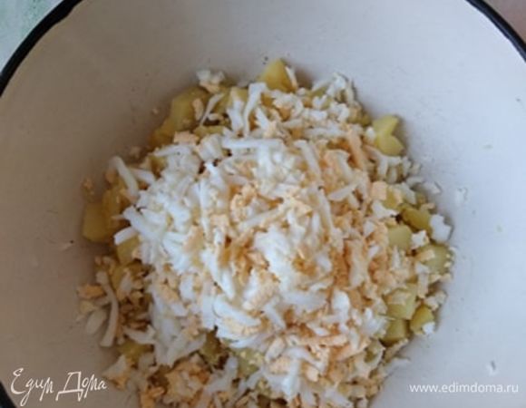 К обжаренному картофелю добавить измельченные яйца. Я натерла их на крупной терке, можно порубить.