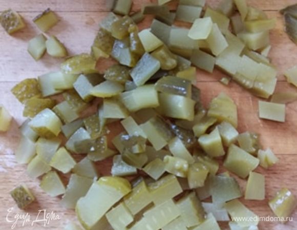 Нарезать соленые огурцы кубиком. Добавить в салат.