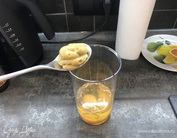 Разбиваем два яйца в емкость для последующего взбивания. Мерный стакан для погружного блендера подходит отлично. Добавляем 100 мл подсолнечного масла и ложку горчицы с горкой.