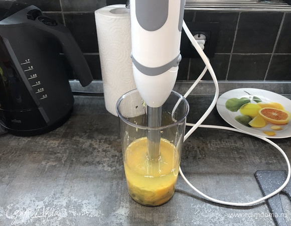 Берем блендер и тщательно взбиваем. Делаем майонез.